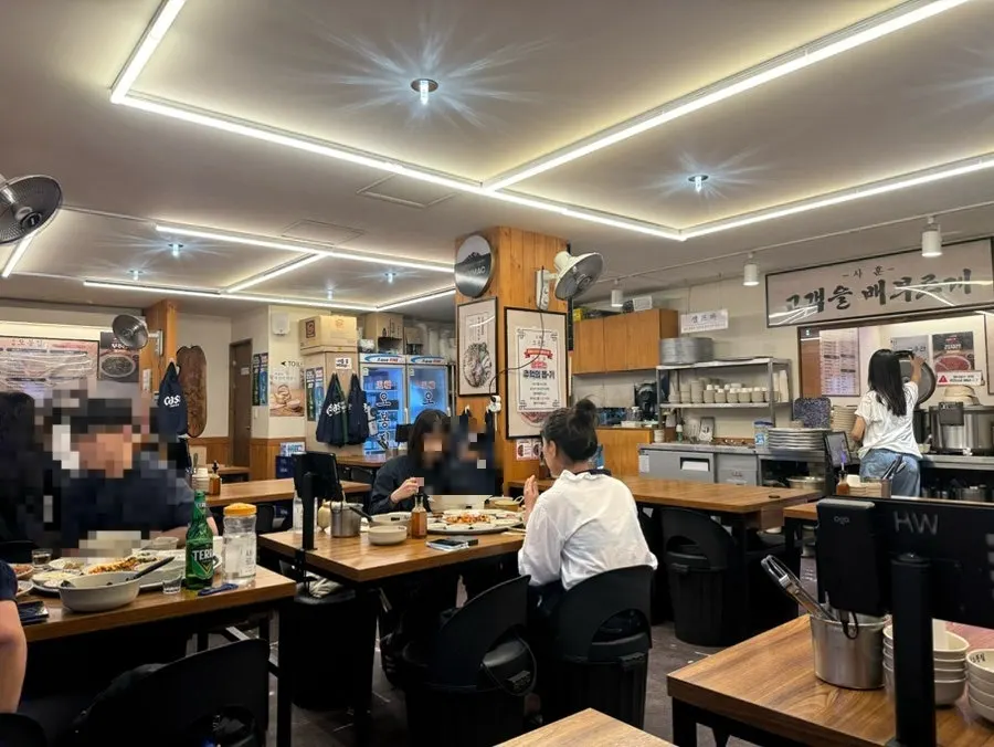 Wide hall inside Obongjip Samseong Branch