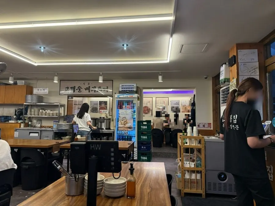 Seating at Obongjip Samseong Branch, good for groups