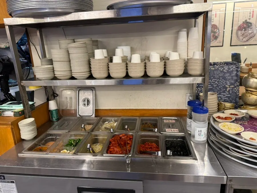 Basic side dish spread at Obongjip Samseong Branch