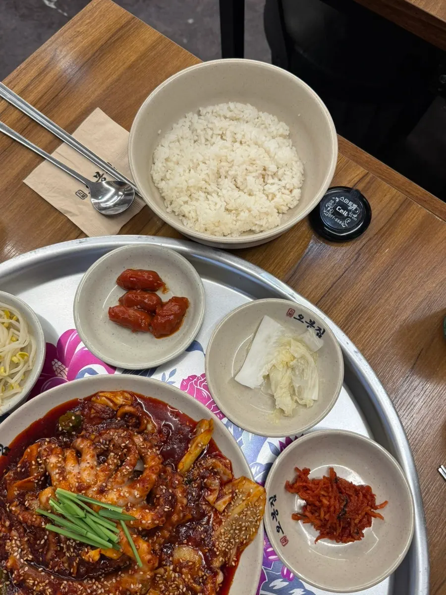 Plate combining makguksu and bossam
