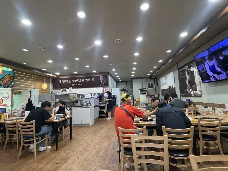 고래부대찌개 오창본점 매장 내부