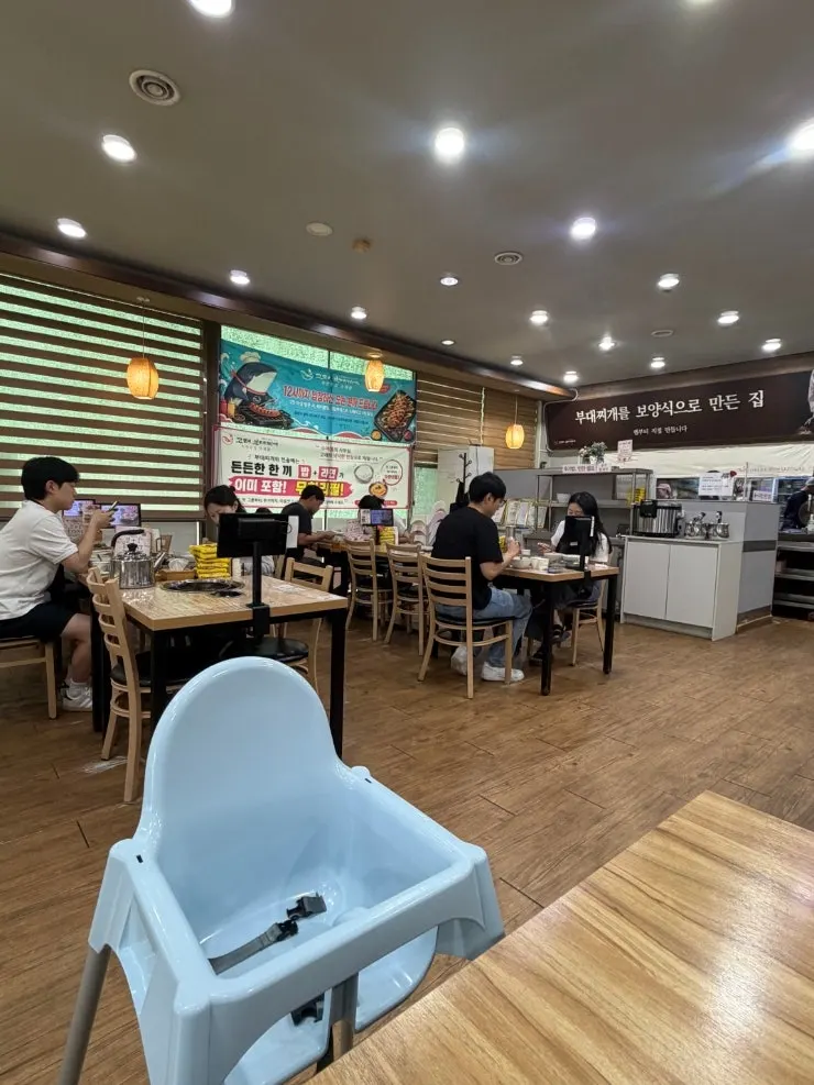 정돈된 식당 테이블 공간