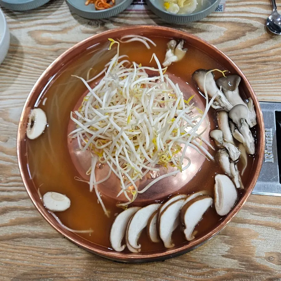 Gorae Daewang Flower Beef Bulgogi hot pot arranged in a flower shape