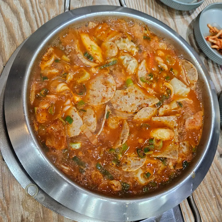 Budae jjigae broth turning red as the seasoning is mixed in