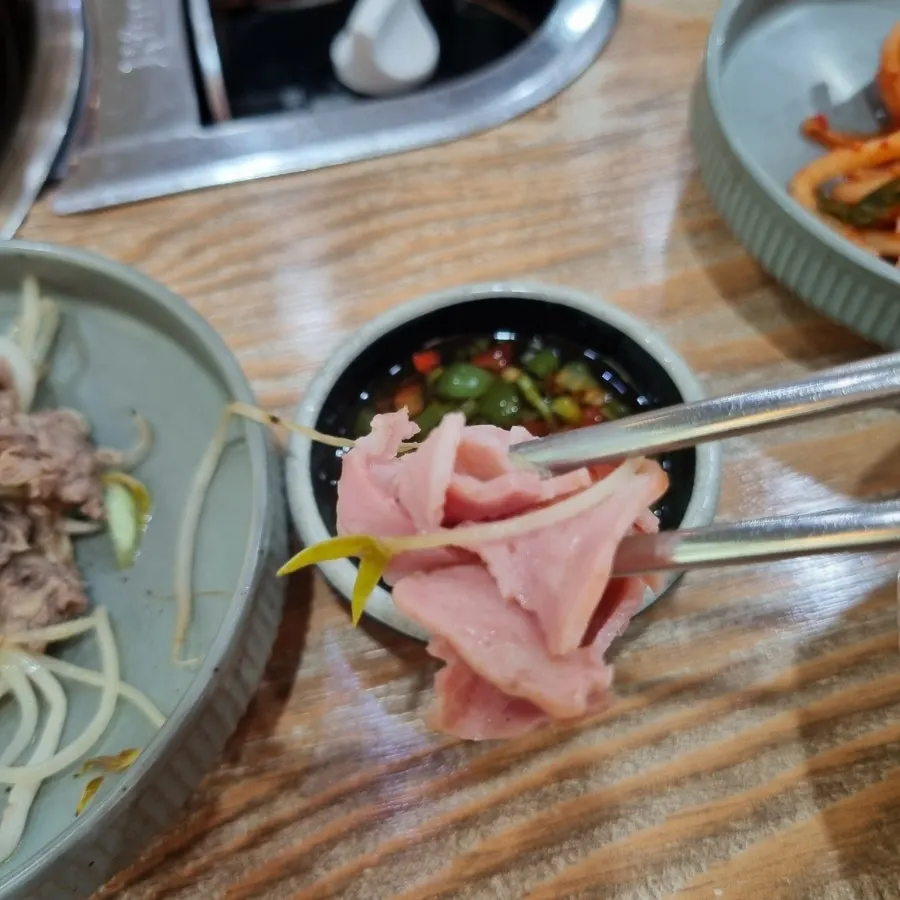 표고버섯과 느타리버섯이 들어간 자작한 국물