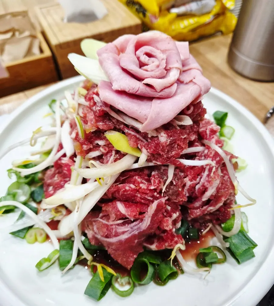 Ochang Gorae Daewang flower bulgogi piled high