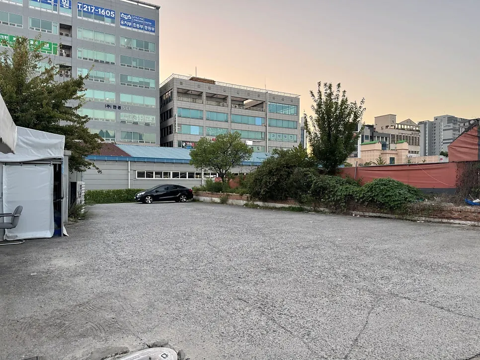 Dedicated parking lot behind the restaurant building