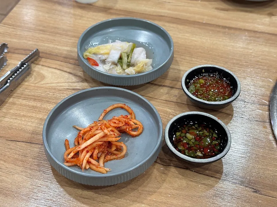 Mul kimchi and seasoned shredded radish side dishes