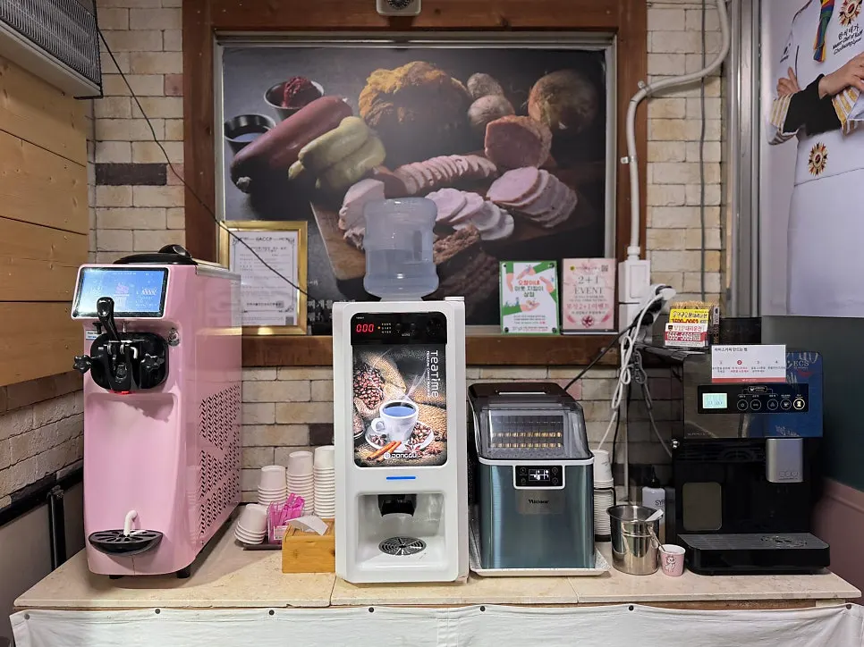 Ice cream and coffee machine for dessert