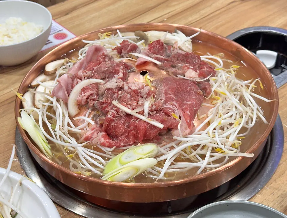 Beef bulgogi with broth and mushrooms