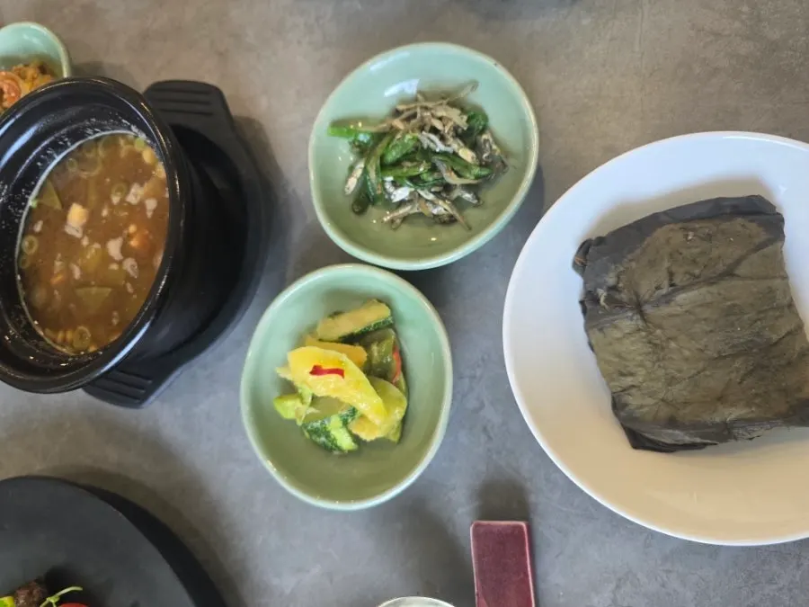 A hanjeongsik course dish with vegetables and mushrooms