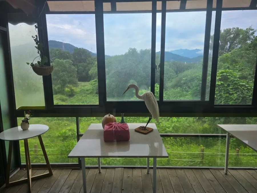 A hanjeongsik table setting at Ochan Hoedong in Yangpyeong