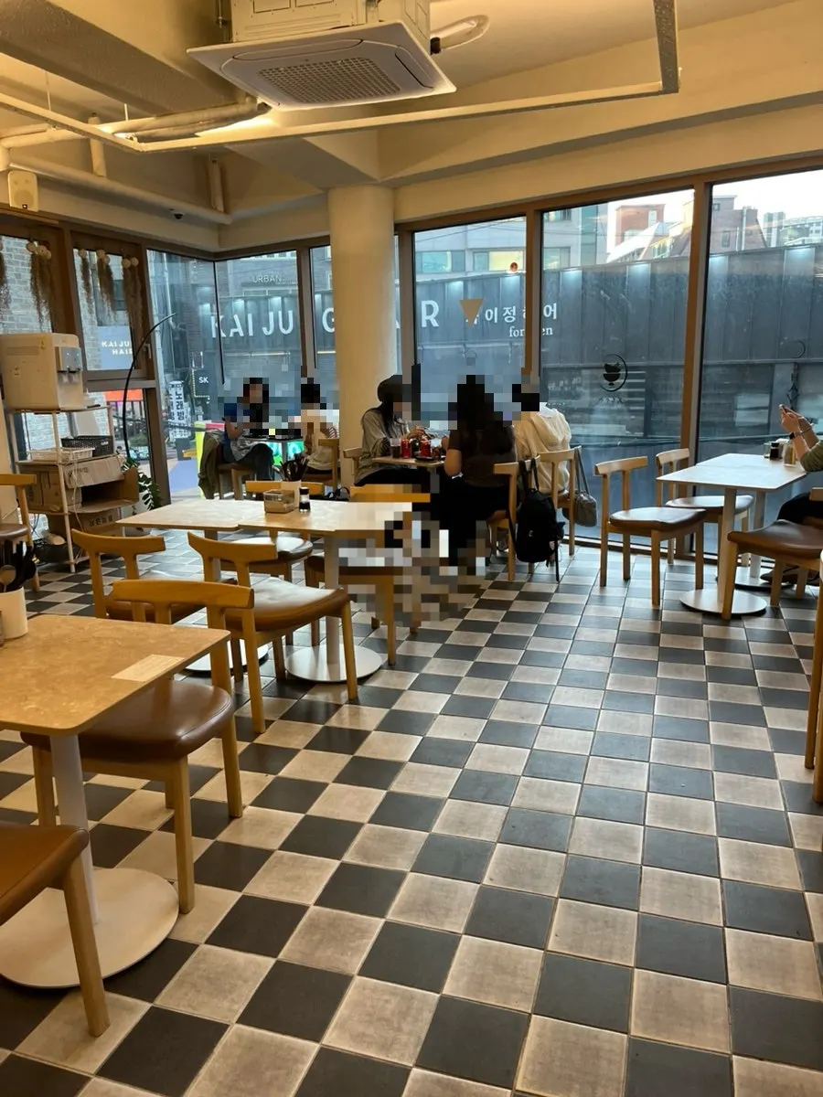 2- and 4-person table seating at Ochaya