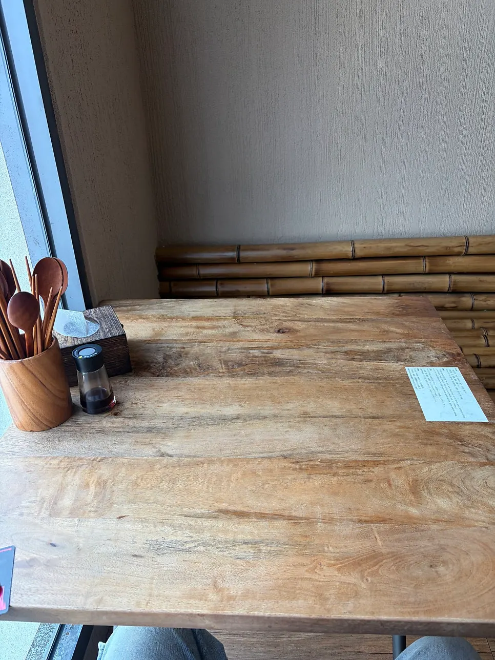 오차야 연남점 창가 2인석 자리