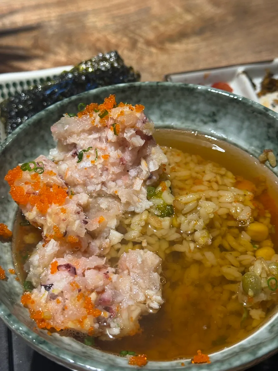 날치알이 보이는 해산물 토핑과 밥