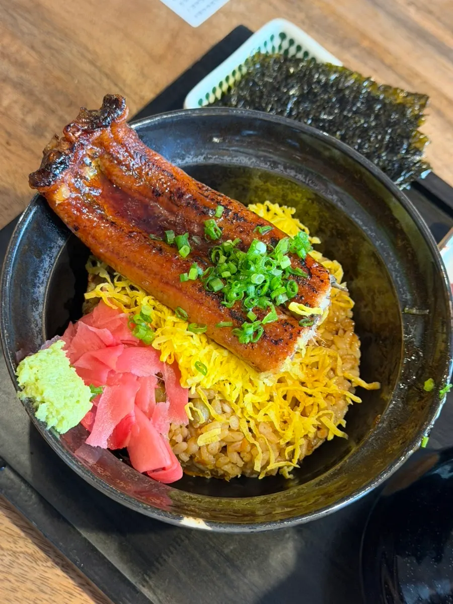 A bite of unagi chazuke wrapped in seaweed