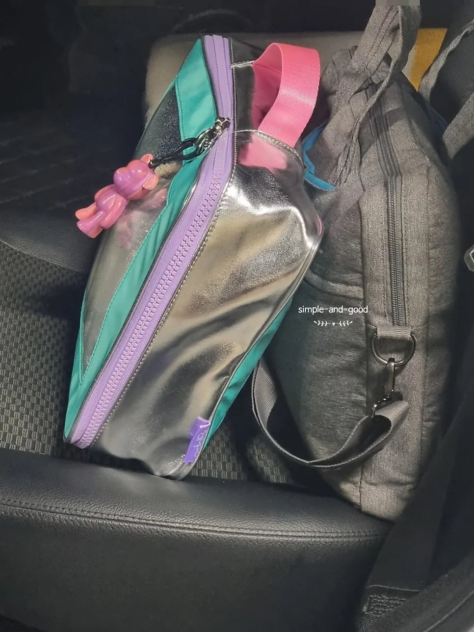출퇴근 물품을 담은 멀티백