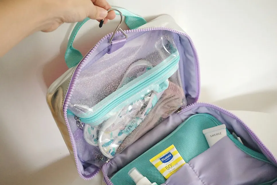 Wash bag interior pocket layout