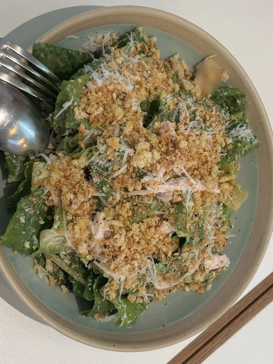 Salad with sous-vide chicken breast and focaccia crumble