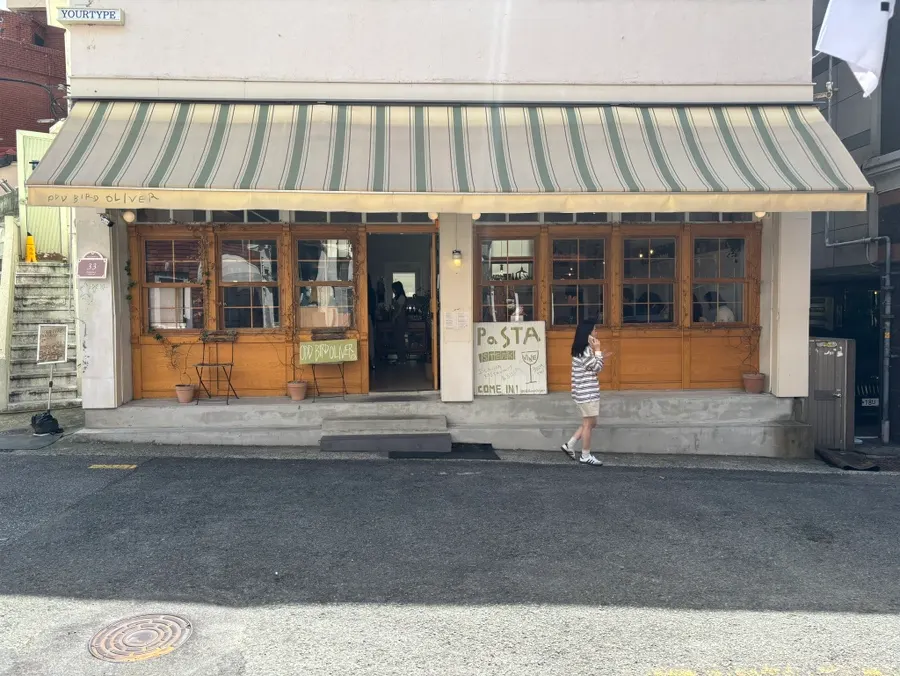Exterior of Odd Bird Oliver near Jeonpo Station
