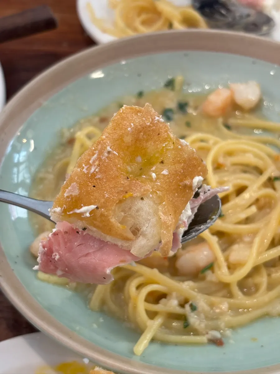 Cross-section of the sandwich showing jambon and ricotta cheese