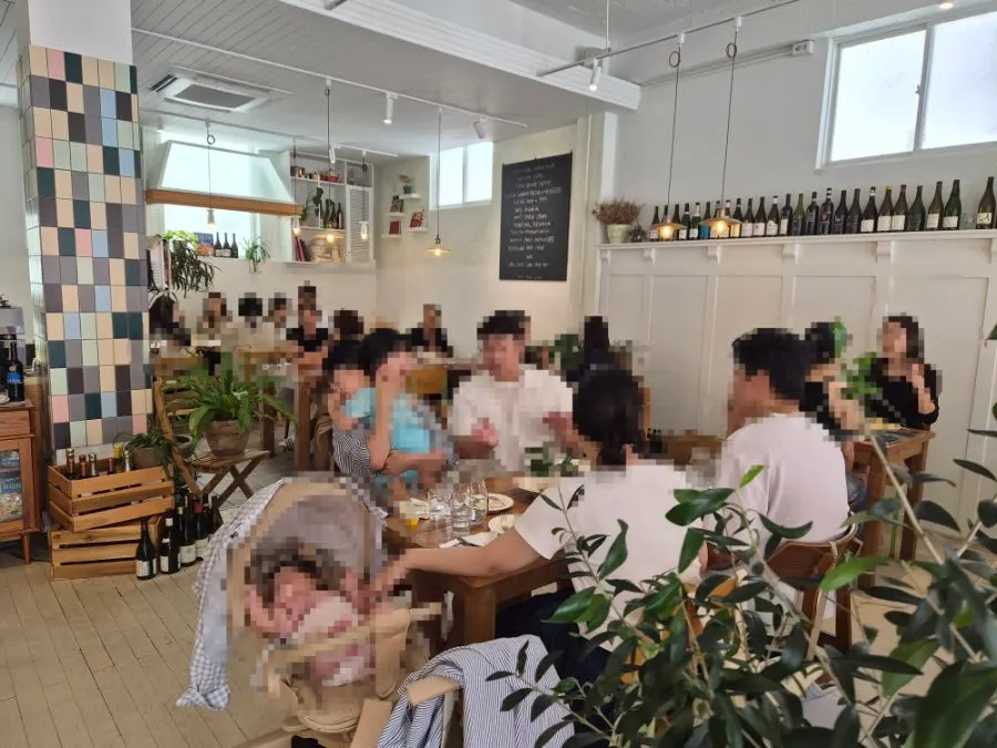월요일 오전 손님이 많은 오드버드올리버 입구