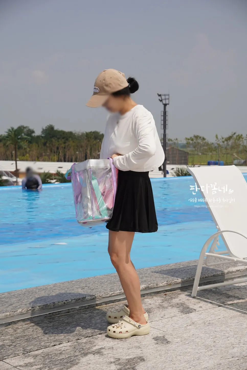 어깨에 멘 투명 방수 비치백
