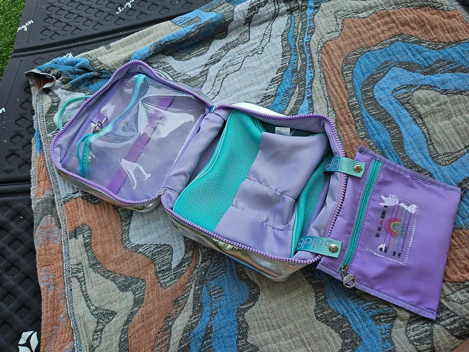 Handled wash bag unfolded into three tiers