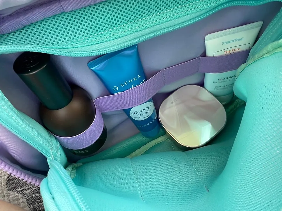 Transparent top compartment holding toiletries