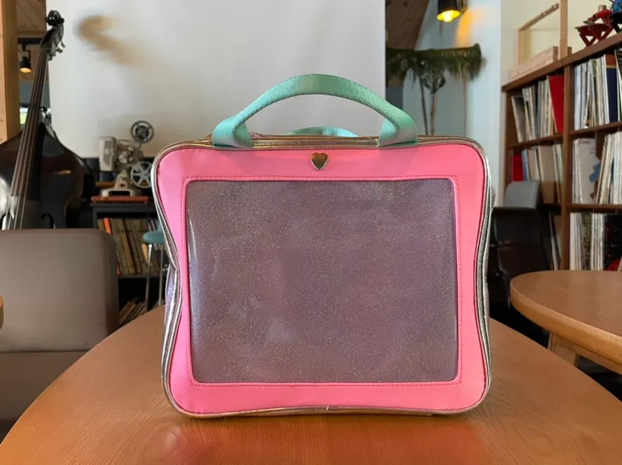 Wash bag with sturdy handle and zipper