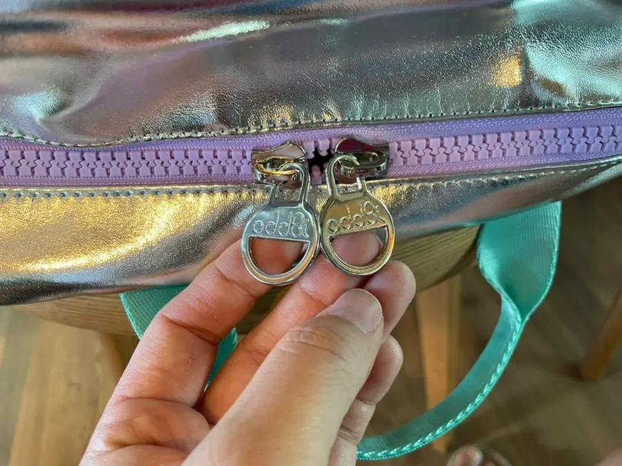Wash bag with water resistance and zipper