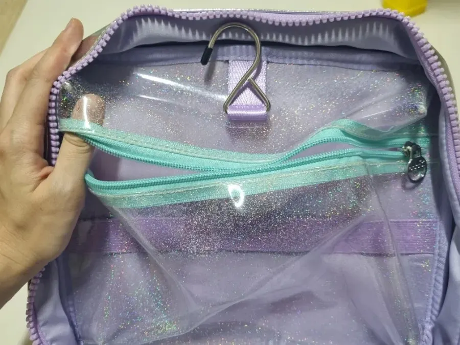Wash bag hanging hook connection