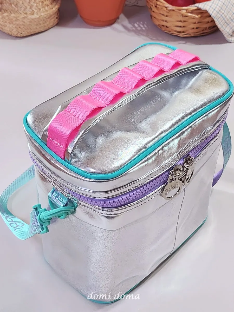Inspecting the cooler bag finishing quality