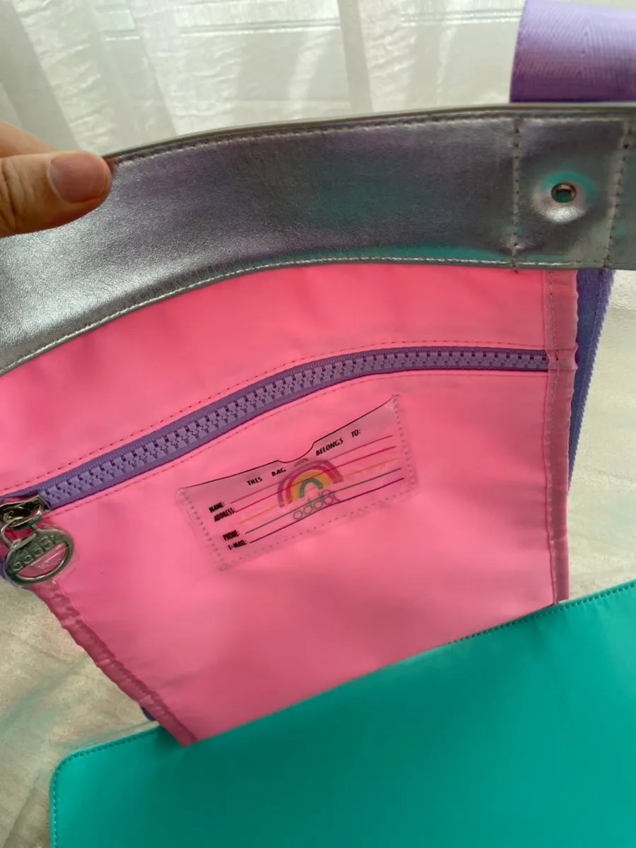 Beach bag with a mint-colored internal base insert