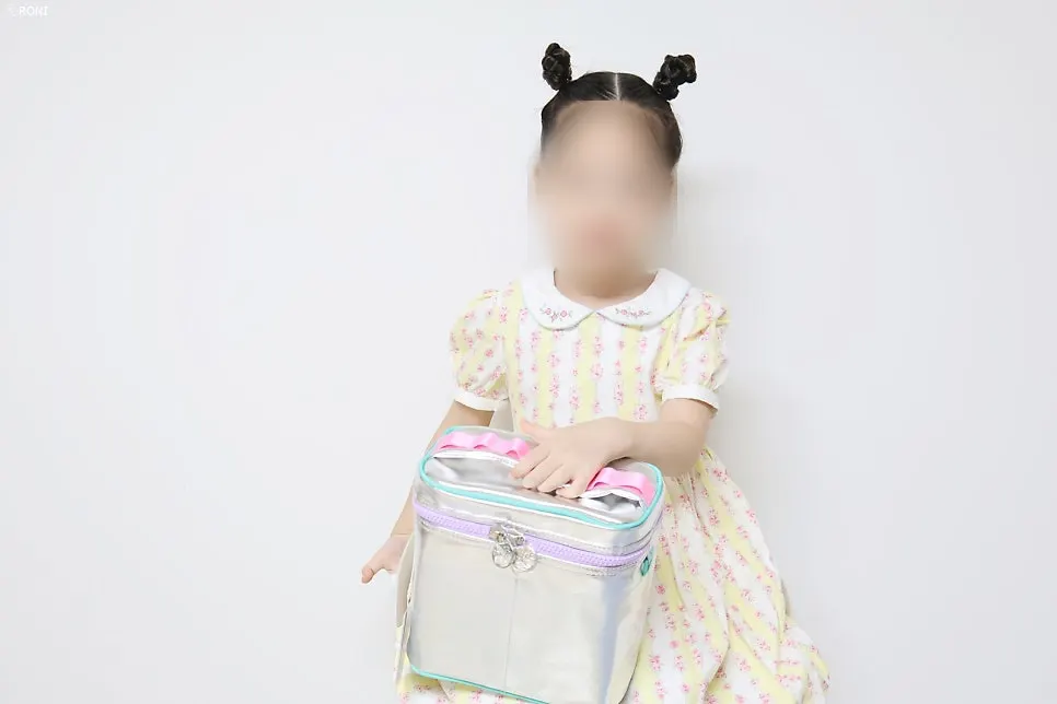 ラベルシールが貼られた梱包