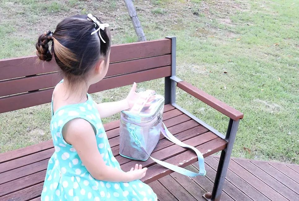 Cooler bag base with protective feet