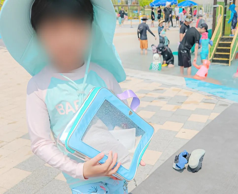 水遊びの荷物を整理したマルチバッグ