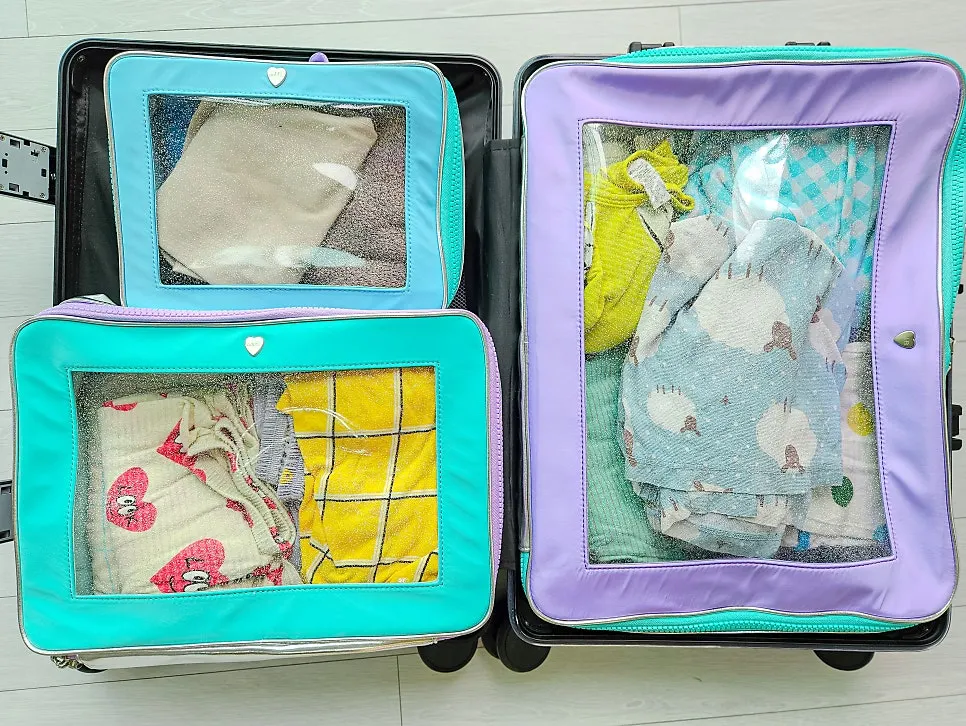 두 사람 여행 짐을 담은 라지 백