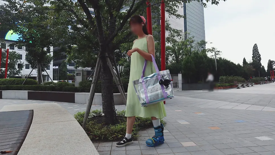 トゥースレスのぬいぐるみキーホルダーを付けたビーチバッグ