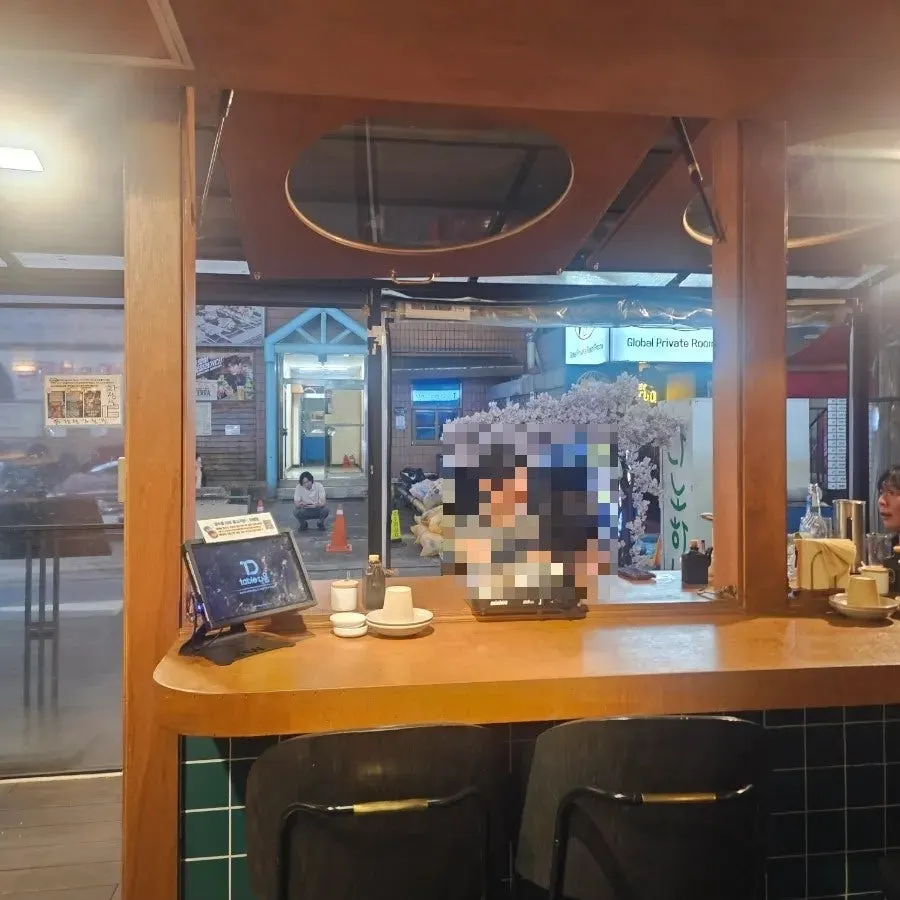 야외가 보이는 창가 자리