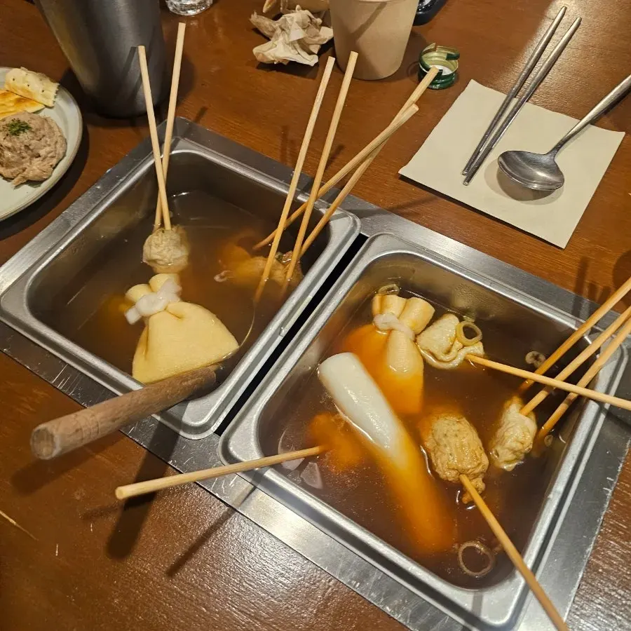 국물에 담긴 물떡 클로즈업