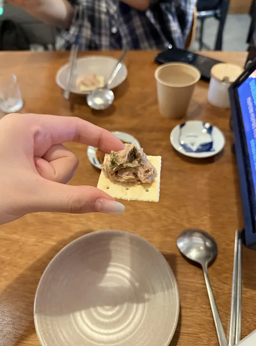 크래커 위에 참치를 올린 기본안주