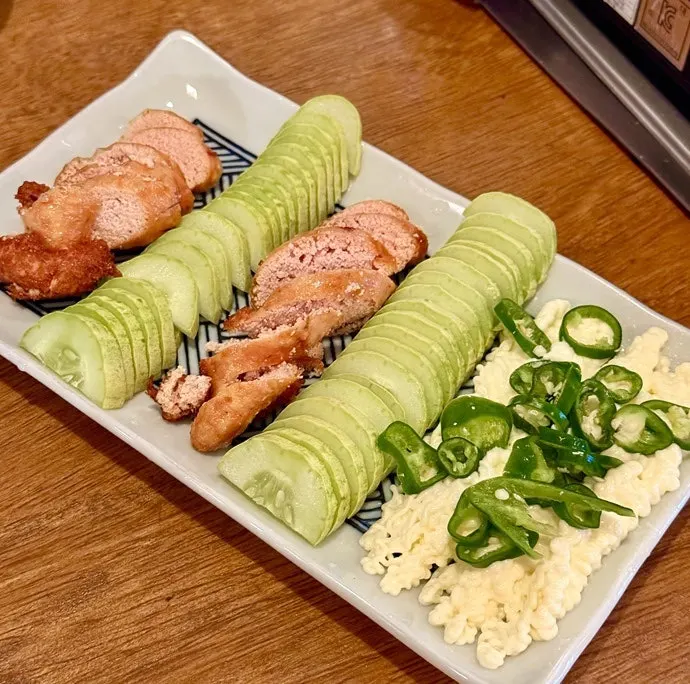 오이와 마요네즈가 곁들여진 명란 버터구이