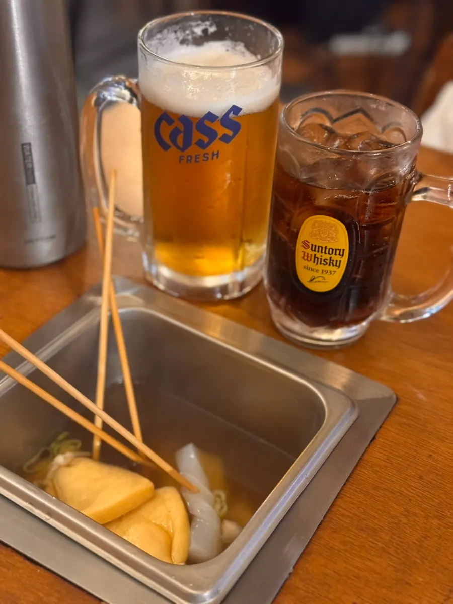 오뎅 안주와 생맥주를 곁들인 테이블