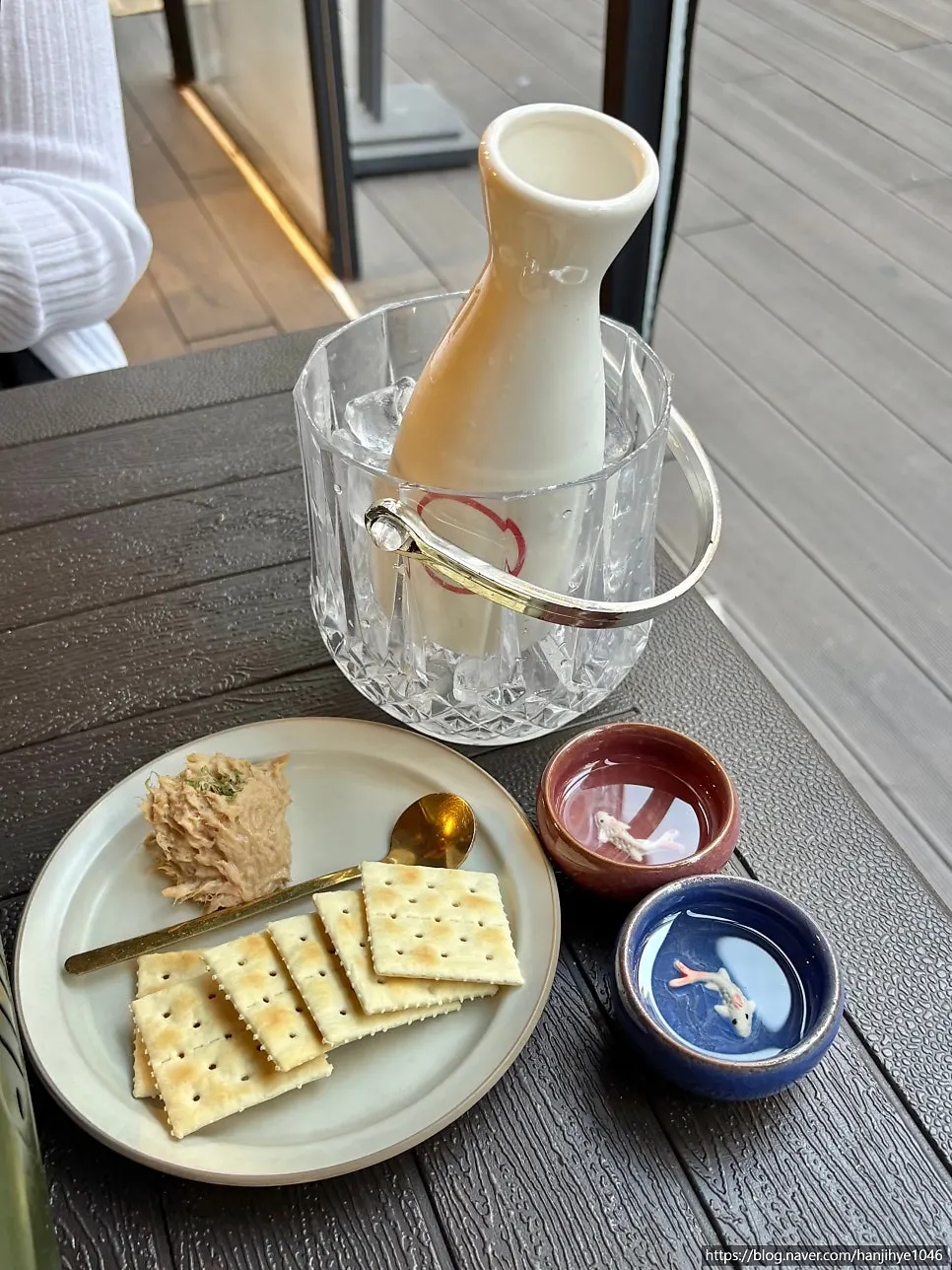 참치를 올린 크래커 한 입