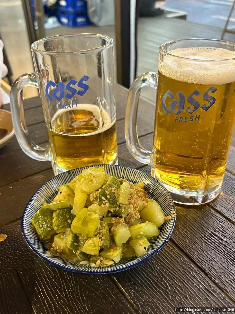 생맥주와 오뎅탕이 놓인 야장 테이블