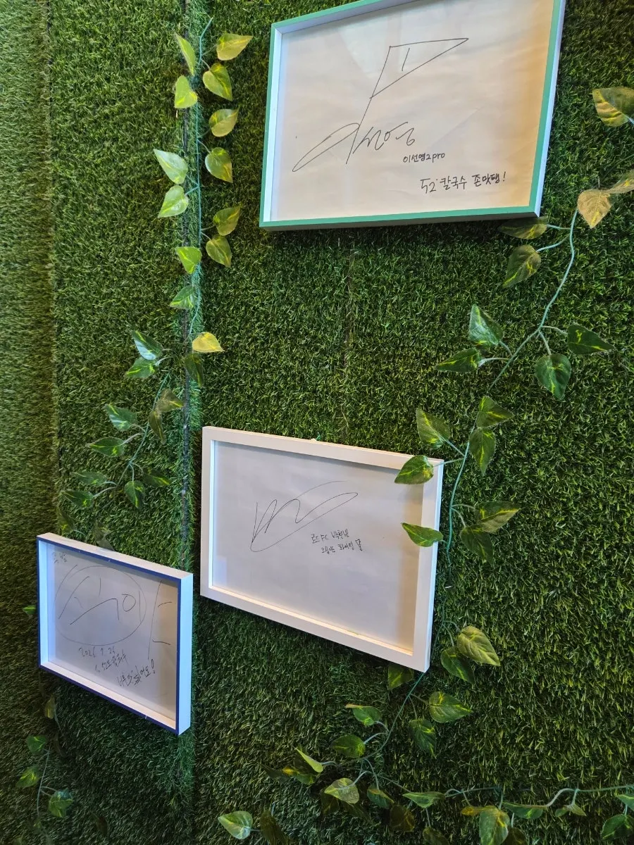 ลายเซ็นคนดังบนผนังบันไดชั้น 2