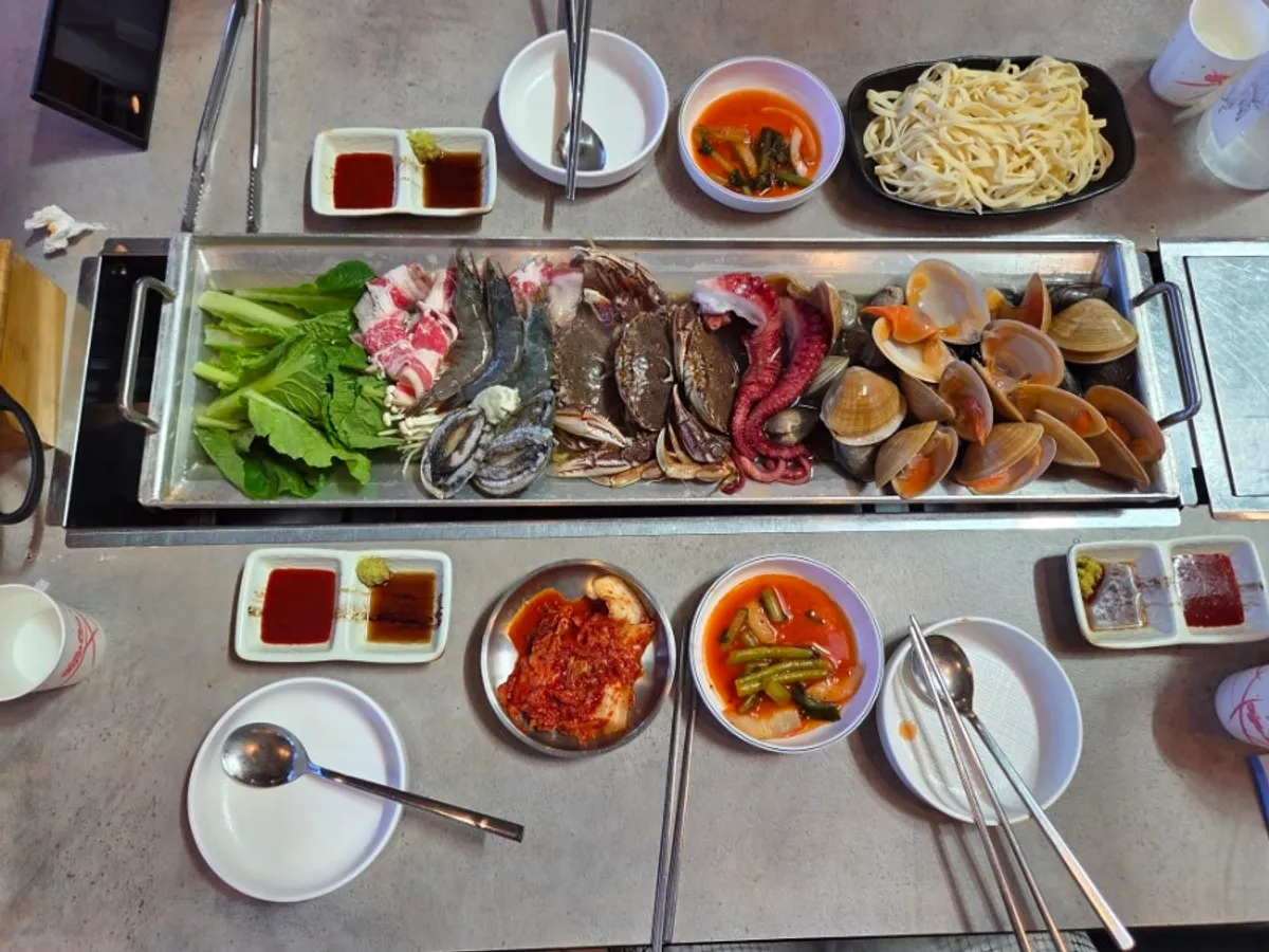 หม้อก๋วยเตี๋ยวหม้อทะเลรวม 3 ที่ เต็มไปด้วยซีฟู้ด