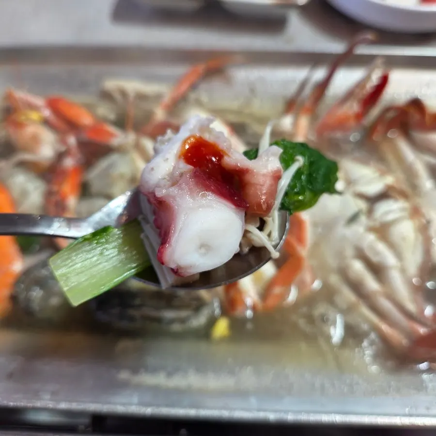 ปลาหมึกยักษ์หั่นพอดีคำพร้อมผัก