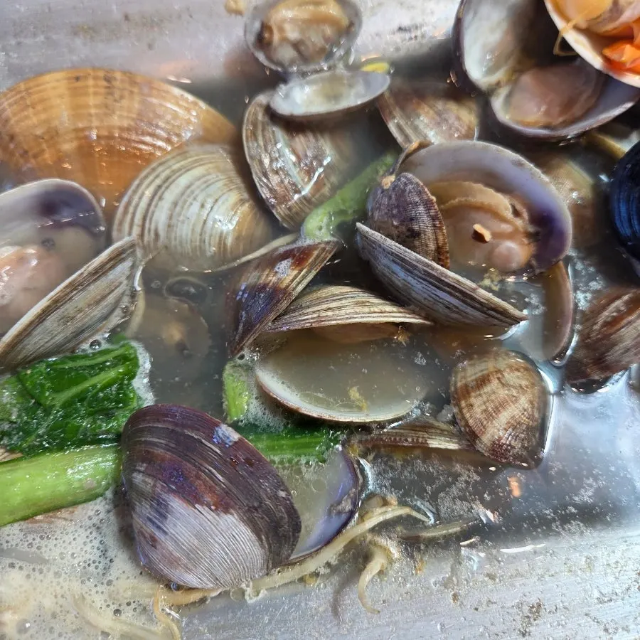 จานกุ้ง ปู หอยเป๋าฮื้อ และหอยหลากชนิด